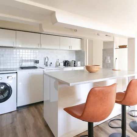 Beautiful Renovated With Ac And Terrace - Benakey Apartament *